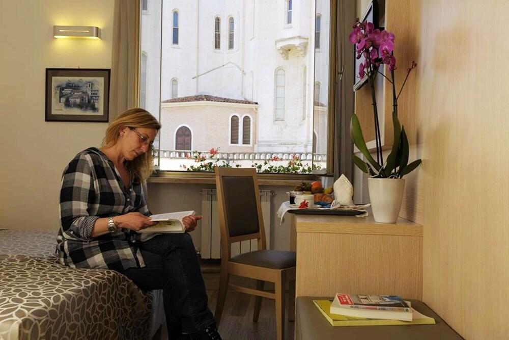 Hotel Delle Rose กาสเชีย ภายนอก รูปภาพ